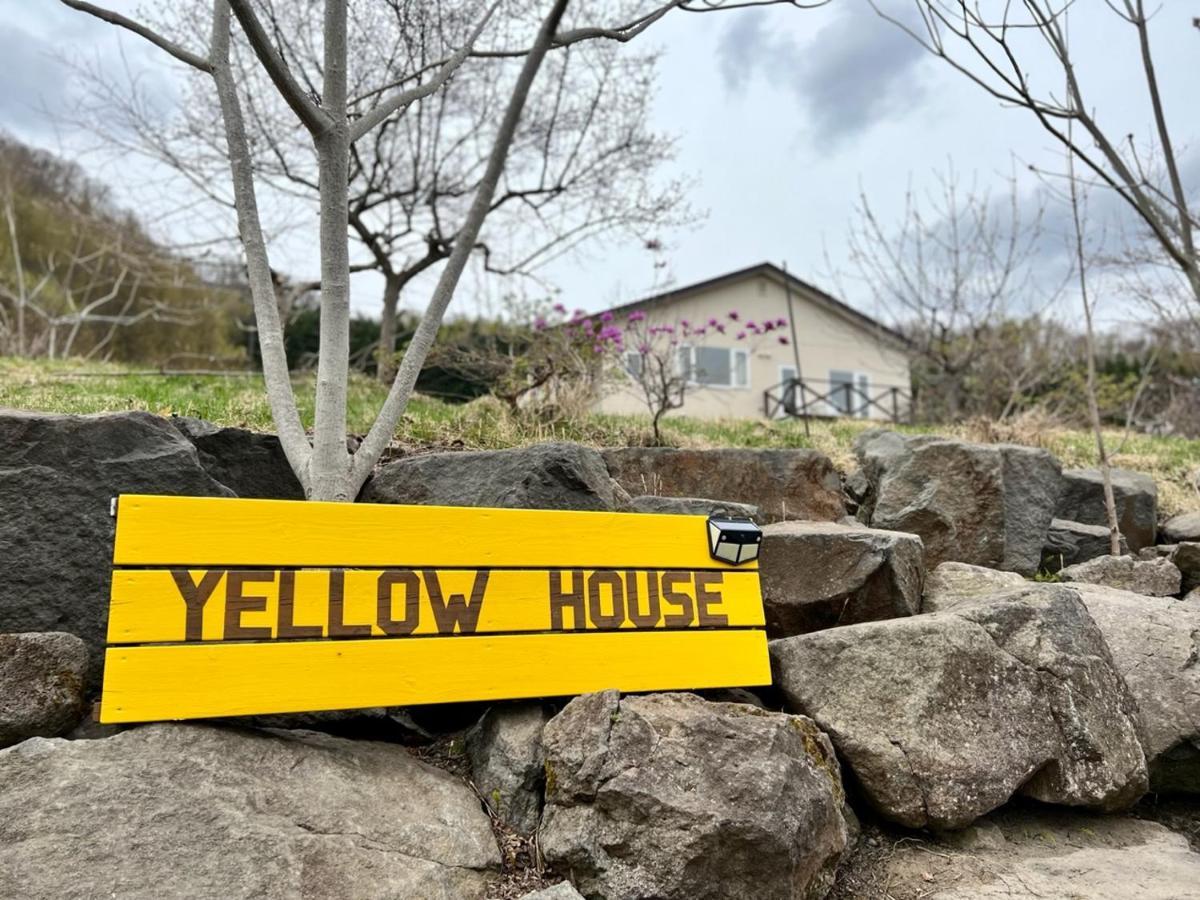 Toyako Yellow House By Lake Toya المظهر الخارجي الصورة